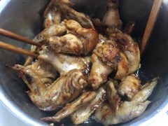 Bỏ gà đã chiên vào 1 âu lớn, đổ nước sốt đã làm vào trộn đều tay và thưởng thức thôi. Món cánh gà chiên sốt nước tương ăn với cơm nóng thì ngon bá cháy luôn.