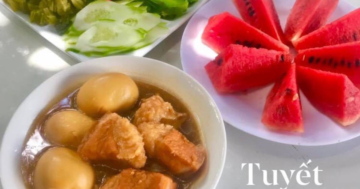 Cơm đơn giản nhà mình: thịt kho trứng, rau và dưa hấu ăn kèm