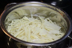 Măng tươi cắt lát mỏng, rửa sạch rồi cho vào nồi đổ ngập nước và đặt lên bếp đun sôi khoảng 2 phút thì đổ ra rổ cho ráo nước và rửa lại một lần nữa.