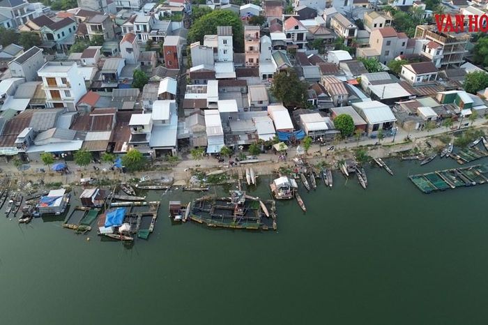 Nuôi cá lồng trái phép giữa trung tâm TP. Huế, nguy cơ hình thành xóm nhà chồ - Báo Văn hóa