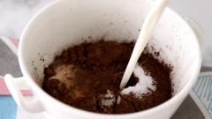 Đầu tiên chuẩn bị sốt cacao: cho vào tô 150gr sữa đặc, 50gr bột cacao, 15gr đường, 200ml sữa tươi không đường rồi khuấy đều. Đổ hỗn hợp này vào nồi, chỉnh lửa nhỏ rồi khuấy đều, giữ sốt luôn ở trạng thái bốc khói, không quá sôi sẽ làm sốt bị cháy. Đến khi thấy sốt sệt lại thì tắt bếp. Cho sốt ra hũ hoặc tô sạch rồi để nguội, giữ lạnh sốt sẽ sệt hơn.