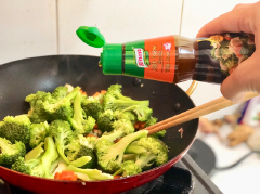 Sau khi bông cải đã chín, nêm gia vị, nhớ đừng quên nêm 1 muỗng xốt đậm đặc Knorr cho món ăn thêm đậm đà.