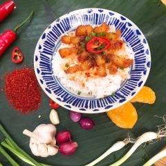 Nhấc nồi thịt ra khỏi bếp, rắc 1/2 muỗng cà phê tiêu, cho hành lá và ớt trang trí trên mặt.