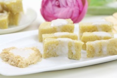 Cắt bánh khoai lang trộn dừa hấp thành những miếng nhỏ vừa ăn. Khi ăn nhớ rưới nhiều nước cốt dừa béo lên nhé! Nếu thích có thể rắc thêm ít đậu phộng rang giã nhỏ vào ăn cùng. Trong khoai lang chứa nhiều chất xơ, carotene, các vitamin và chất chống oxy hóa, ... nên ăn bánh không chỉ ngon miệng mà còn rất tốt cho sức khỏe nữa đấy!