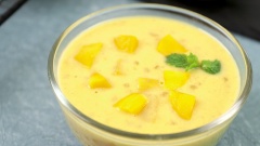 Dọn chè ra chén, bạn có thể thưởng thức chè nóng hay lạnh tùy theo sở thích và cảm nhận. Múc một muỗng thưởng thức, bạn sẽ cảm nhận được ngay vị ngòn ngọt, beo béo của nước cốt dừa, sữa tươi và chua nhẹ đặc trưng của xoài xen kẽ trên đầu lưỡi sẽ khiến cho bạn càng ăn càng mê. Như vậy với cách làm trên, bạn chỉ cần một chút ít thời gian là đã có ngay nồi chè vô cùng thơm ngon và hấp dẫn cho cả gia đình thưởng thức.