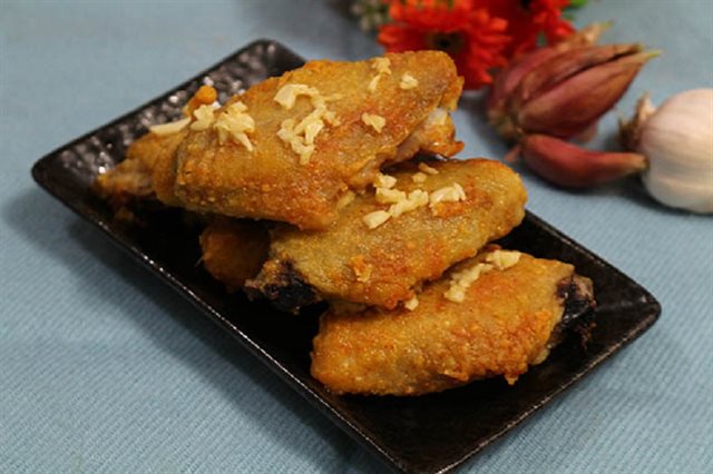Cánh Gà Nướng Bơ Tỏi Giòn Béo