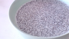 Pudding hạt chia: Cho vào tô lớn 200ml sữa tươi, 100ml nước cốt dừa, 50gr đường, 15gr hạt chia. Dùng muỗng khuấy đều cho đến khi tan đường và các nguyên liệu hòa quyện với nhau. Đặt tô sữa hạt chia vào tủ lạnh ít nhất 3-4 tiếng, hạt chia nở hết và tạo thành hỗn hợp hơi đông đặc là được.