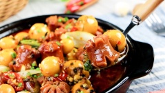 Vậy là đã hoàn thành món Xúc xích bò BBQ trứng non cháy tỏi, cực kì đơn giản phải không các bạn. Sự biến tấu mới lạ và độc đáo với nguyên liệu xúc xích giúp cả nhà thay đổi khẩu vị sau những ngày ăn thịt cá quá nhiều. Món ăn này cực kì thơm, màu sắc cũng bắt mắt, đảm bảo là sẽ tốn cơm vô cùng, đã vậy xúc xích thường là món khoái khẩu của các bé, chỉ cần làm một phiên bản không cay là đảm bảo bé nhà mình sẽ chén sạch chảo mà vẫn còn thèm đấy. Nhớ lưu lại công thức và nấu cho cả nhà ăn bạn nhé!
