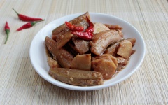 Cho chuối ra đĩa và dùng ngay với cơm nóng nhé! Món chuối kho riềng chay này thích hợp với các bạn yêu thích phong vị ẩm thực thanh đạm đấy!