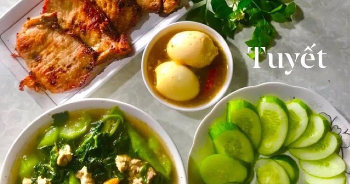 Cơm nhà đơn giản: canh rau tập tàng nấu thịt,sườn muối chiên, trứng vịt kho, dưa leo ăn kèm