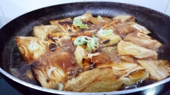 Rồi cho lên mít 1 muỗng cà phê hạt nêm chay, 1 muỗng canh nước tương, nước dừa xiêm, đầu hành ba rô, rim lửa nhỏ cho mít thấm gia vị. Đến khi nước rim gần cạn nêm nếm lại cho vừa ăn, thêm tiêu, ngò cho thơm.