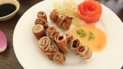 Cắt múi cau hành tây, tận dụng dầu chiên chả lụa, chiên sơ hành tây trong vài giây, vớt ra để riêng. Lấy bớt dầu trong chảo, cho cả chua băm vào đảo đều. Hòa tan đường, xíu muối, bột bắp và 2/3 chén nước, đổ vào chảo cà chua, đun tiếp cho cà chua sệt lại thì tắt bếp. Lược sốt chua ngọt qua rây, đổ lại chảo, thêm xíu nước mắm cho vừa miệng, đun sôi lên thì tắt bếp. Bày trí chả lụa chiên xiên que ra đĩa, dội nước sốt lên là có thể dùng.