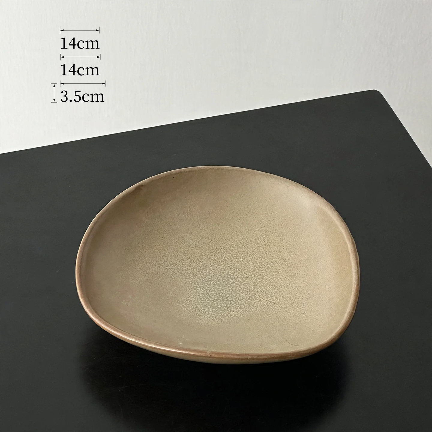 Round plastic tray, cream and black