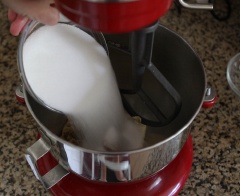 Trộn đều 230g bơ với 200g đường trắng và 165g đường nâu.