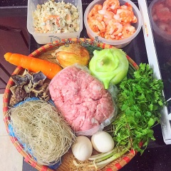 Cua bể hấp gỡ lấy thịt. Tôm hấp chín bóc vỏ rồi cắt thành khúc nhỏ. Miến cũng cắt thành khúc nhỏ. Nấm hương nấm mèo ngâm nở thái nhỏ, su hào, cà rốt cắt thành sợi thái nhỏ. Ngò rí, hành hoa cắt nhuyễn.