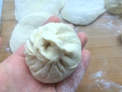 Khi kích thước bột sau khi ủ nở gấp đôi thì kéo bột ra, nhồi sơ qua ít phút. Chia khối bột thành những phần nhỏ đều nhau. Cán mỏng dẹp, sau đó cho nhân đậu đỏ (ngào mật ong) vào giữa, gói kín lại như hình. Rồi ấn cho hơi dẹp xuống.