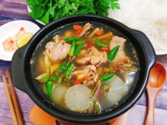 Khi ăn múc lẩu ra nồi nhỏ. Ăn kèm với bún tươi và rau sống như tần ô, mồng tơi, cải thảo,… Giữa tiết trời se lạnh mà húp xì xụp chén lẩu nóng hổi, cắn miếng gà vừa chín tới vẫn còn dai dai thì thật tuyệt vời.