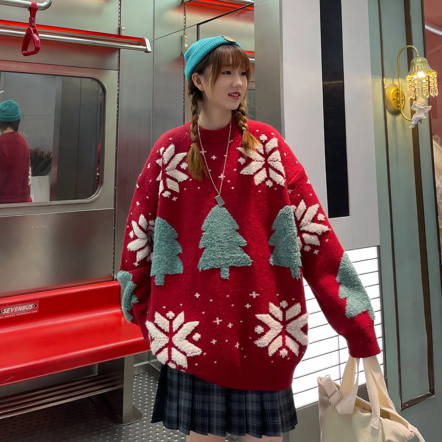 Loose-fitting Christmas knit sweater with reindeer motif
