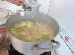 Tiếp theo, cho bí đao vào, nấu cùng. Nêm gia vị 1 muỗng cà phê muối, 1 muỗng cà phê hạt nêm, 1/2 muỗng cà phê bột ngọt cho vừa ăn, nấu sôi là được.