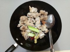 Đun nóng 2 muỗng canh dầu ăn, cho thịt chần giò vào cùng với gừng, ớt khô, hành boa rô, thanh quế, đường phèn, đảo đều cho thịt cháy xém. Thêm ít nước tương vào trộn đều.