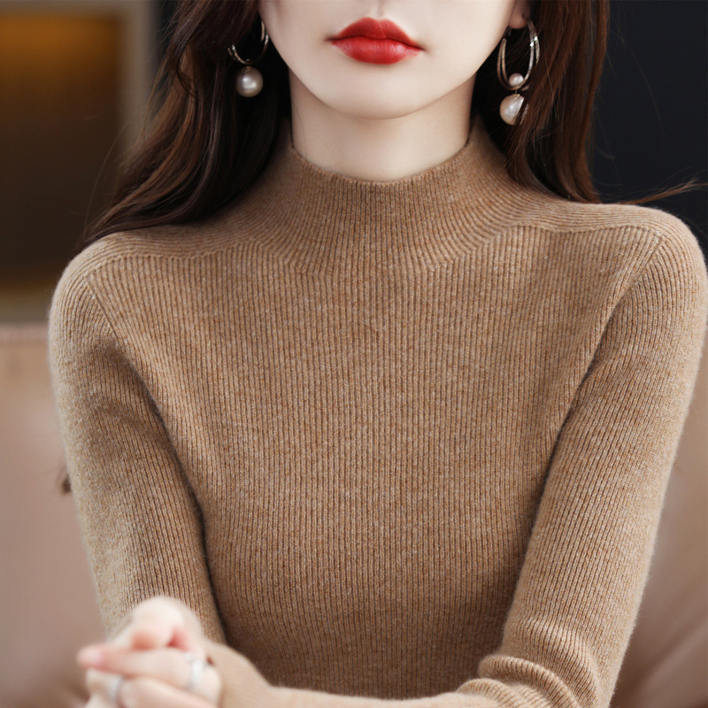 Seamless women's sweater made of pure wool, fitted