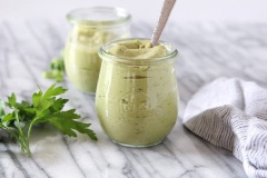 Cho sốt ra hũ thủy tinh, bảo quản lạnh và dùng khi cần. Sốt bơ thảo mộc sánh mịn, thơm ngon, béo ngậy quyện cùng thảo mộc thanh mát, gia vị đậm đà cực ngon khi ăn kèm salad nha.