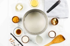 Trong một cái nồi cỡ vừa, cho sữa hạnh nhân, bột nghệ, dầu dừa (hoặc bột sữa trâu) vào. Đun trên lửa vừa.