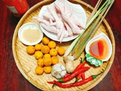 Gừng cạo sạch vỏ rồi thái lát mỏng, lấy một cây sả đem đập dập rồi thái khúc, số lượng sả còn lại đem thái miếng vát mỏng. Tỏi bạn băm nhỏ, ớt sừng thái miếng mỏng hoặc băm nhỏ đều được.