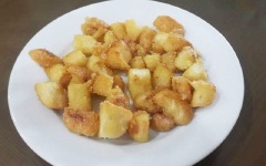 Cho bánh mì ra đĩa, để hơi nguội và dùng ngay. Bánh mì mềm mềm, thơm thơm vị sữa bơ, ngọt của đường ăn rất ngon.