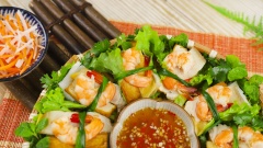 Xếp bún cuốn ra đĩa, dùng kèm với nước chấm chua ngọt. Khi thưởng thức, bạn sẽ cảm nhận được vị ngậy, ngọt tự nhiên của thịt, vị bùi của trứng, vị thanh mát từ các loại rau xanh, chấm kèm với nước mắm chua chua, ngọt ngọt sẽ khiến cho ai đã thưởng thức một lần sẽ nhớ mãi.