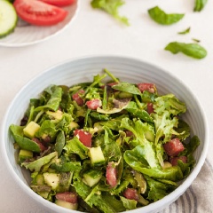 Salad bơ rau cải là món ăn cực đơn giản, nhưng rất đẹp mắt và lạ miệng, chỉ vài phút đơn giản, bạn sẽ có ngay một món ăn giàu vitamin, chất xơ, thanh mát, không những tốt cho sức khỏe mà còn giúp bạn giảm cân hiệu quả, các cô nàng ăn kiêng chắc chắn sẽ thích lắm đây!