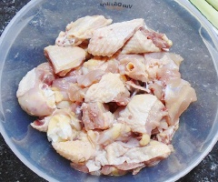 Gà ta làm sạch, chặt miếng nhỏ vừa ăn. Ướp thịt gà với 1 muỗng cà phê hạt nêm, 1 muỗng canh nước mắm, hành tím băm và ớt bột. Trộn đều hỗn hợp lên sau đó để khoảng 30 phút. Đun nóng 2 muỗng canh dầu ăn, cho gà vào chiên vàng đều các mặt thì vớt ra đĩa.