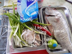 Cá rô phi làm rửa sạch, bỏ ruột, đánh vẩy, chặt bỏ vây, dùng dao khứa vào đường trên lưng cho dễ ngấm gia vị. Sau đó thoa chút muối rồi nhét hành lá và gừng vào bụng cá. Để cá lên khay hay dĩa.