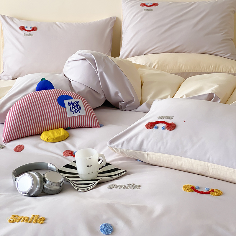 Cotton bedding set with smiley embroidery