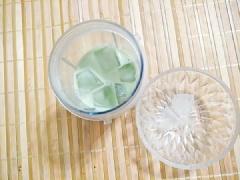 Phần trà sữa: Cho bột trà xanh vào 1 cái cốc có nắp để vặn chặt, thêm 120ml nước sôi, 60gr đường, khuấy đều cho tan đường và bột trà xanh được hòa quyện. Tiếp đến cho sữa tươi vào cốc trà xanh, thêm đá viên rồi vặn chặt nắp của cốc lại, lắc mạnh 1-2 phút.
