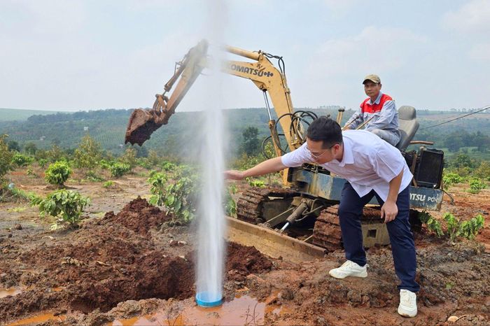 Clip giếng khoan phun nước cao hơn 20 m ở Gia Lai - Báo Pháp Luật TP.HCM