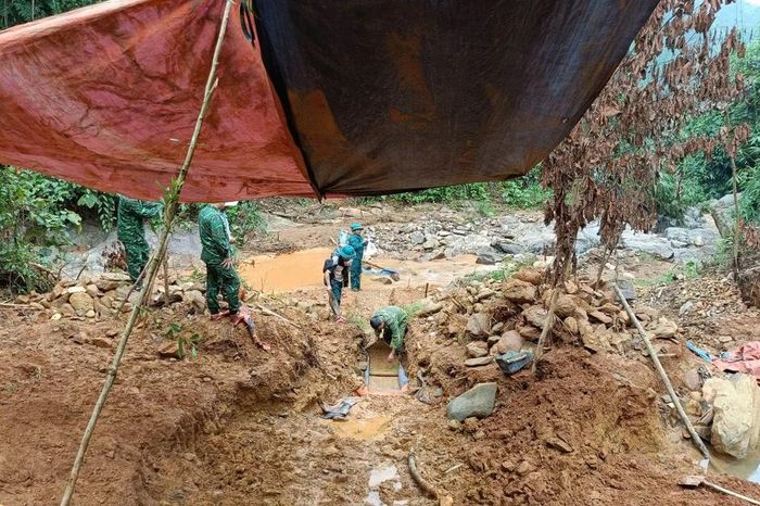 Tiếp tục truy quét ở điểm nóng khai thác vàng trái phép tại A Lưới - Báo Công An Nhân Dân