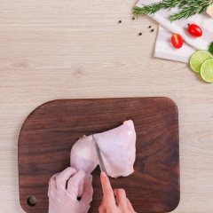 Rửa sạch 2 cái đùi gà, dùng dao khứa nhẹ trên bề mặt da gà và để ráo.