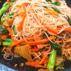 Múc ra dĩa, rắt thêm tiêu xay lên bề mặt cho thơm nồng, dùng thêm 1 ít tương ớt nếu thích. Chúc cả nhà thành công nha!