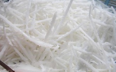 Cùi dừa rửa sạch, bào thành sợi hoặc bào mỏng, cho ra đĩa.