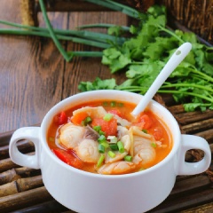 Múc canh ra bát và thưởng thức. Canh cá nấu chua là món canh đơn giản, dễ nấu, rất quen thuộc với nhiều người. Vị canh thanh ngọt và mát lành, chắc chắn cả nhà sẽ rất thích. Màu đỏ rực rỡ cùng vị chua thanh của cà chua, hương gừng nồng nàn quyện vào từng thớ thịt, tăng thêm vị thơm bùi của cá. Nước canh sóng sánh, đậm đà vừa miệng, đảm bảo sẽ rất đưa cơm trong những ngày hè này. Hãy thực hiện và chia sẻ hình thành phẩm với mình ngay nhé.