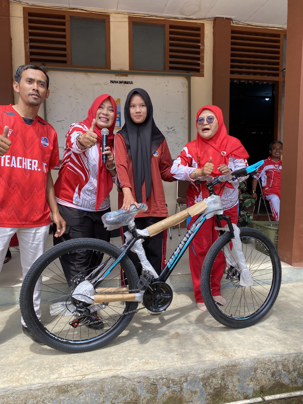 Penyerahan Sepeda Gunung Kepada Selfia Savira Putri