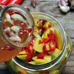 Cho hết xoài vào nồi mắm đường, trộn đều rồi xếp xoài trở lại vào hũ thủy tinh, sau đó đổ hết phần nước mắm đường còn lại vào hũ, đậy nắp kín. Mang hũ xoài ngâm mắm đặt ở nơi khô ráo, mát mẻ hoặc có thể cho vào tủ lạnh, hôm sau xoài ngấm vị mắm tỏi, ăn với cơm hoặc bún kèm thịt luộc rất ngon.