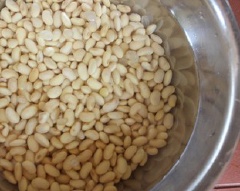 Đậu nành ngâm nước trong khoảng 4 tiếng cho nở. Sau đó vo sạch đậu nành, bỏ hết lớp vỏ bên ngoài.