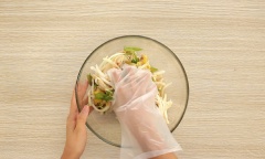 Cho vào tô : gà xé phay, 50gr hành tây cắt sợi dày 1cm, 50gr rau răm , nước mắm và trộn đều gỏi. Cuối cùng thêm măng cụt đã cắt vào trộn đều .