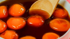 Để bảo quản, tốt nhất bạn nên đặt lọ trứng ngâm mật ong này ở nơi khô thoáng hoặc tủ mát, tránh ánh nắng mặt trời sau 1 ngày ngâm bạn dùng muỗng nhẹ tay lật mặt trứng còn lại giúp mật ong làm chín trứng đều. Khi dùng sẽ không bị vị tanh của trứng do có lớp mật ong, ngâm thêm 1 ngày nữa là dùng được ngay.