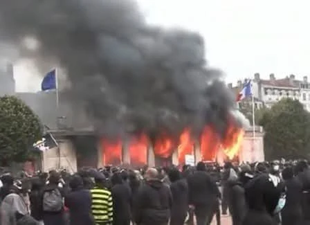 Incendian la oficina de turismo en el corazón de Lyon durante las protestas 🇫🇷