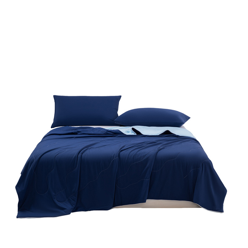 Summer blanket made of polyester, washable