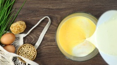 Cách làm đậu hũ trứng bắc thảo: Đun nóng nhẹ 300ml sữa đậu nành nguyên chất cùng 5gr bột bắp và 1 muỗng cà phê muối. Đánh tan 6 quả trứng gà, đánh nhẹ tay để trứng không nổi bọt. Khi sữa đậu nành nguội bớt thì đổ từ từ hỗn hợp sữa vào trứng rồi lọc hỗn hợp qua rây.