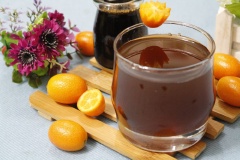 Để cho nguội bớt và đổ vào hũ sạch. Khi pha để uống bạn chỉ việc múc vài thìa trà kim quất mật ong cho vào ly sau đó thêm nước lọc cho vừa đủ ngọt, khuấy đều là có thể thưởng thức được rồi.